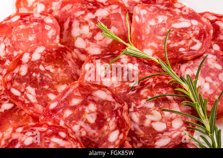 Italienische Salami mit Pfeffer, Mailand, Bratwurst, fein gehackt, Rosmarin, Fleisch, Schweinefleisch, würzig, Aroma, Würze, lecker, teure, exklusive Stockfoto