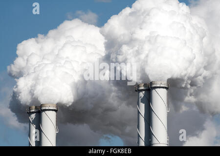 Rauchentwicklung aus Fabrik Rohre Stockfoto