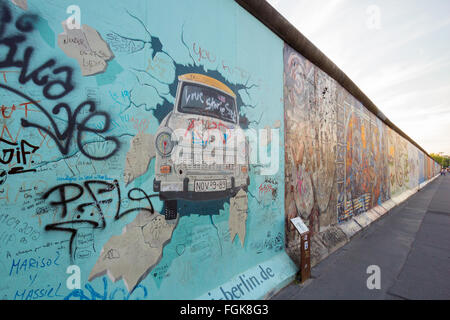 Fragment von der East Side Gallery. Es ist ein 1,3 km lange Teil der original Berliner Mauer die 198 zusammengebrochen Stockfoto