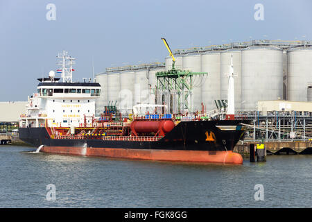 Chemischer Tanker vor Anker im Hafen von Rotterdam. Stockfoto