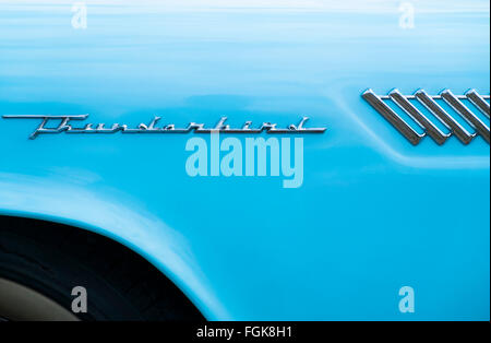 Thunderbird, Signatur in Metall-Lettern auf einem blauen Ford Thunderbird Modell Stockfoto