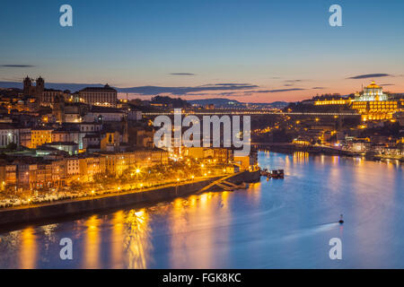 Dawn auf dem Fluss Douro in Porto, Portugal. Stockfoto