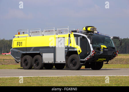 Neue Rosenbauer PANTHER Crashtender Feuerwehrauto aus der Kleine Brogel Airbase. Stockfoto