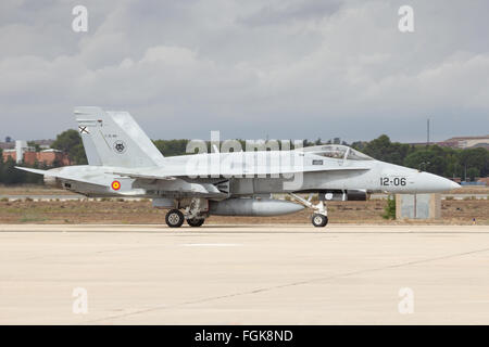 Spanische Luftwaffe f-18 Hornet Kampfjet Rollen Beforer Start von Torrejon Airbase. Stockfoto