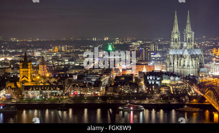 Nacht-Blick auf den Kölner Dom und Eisenbahn Brücke über den Rhein, Deutschland Stockfoto