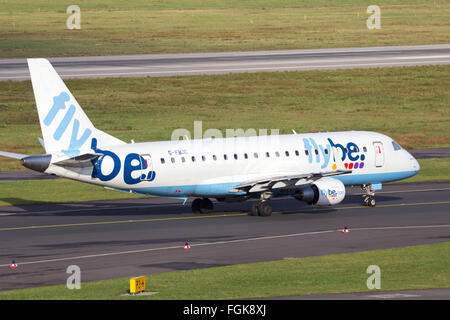 Flybe Airline Embraer EMB-175 Rollen zum Abflug am Flughafen Düsseldorf. Stockfoto