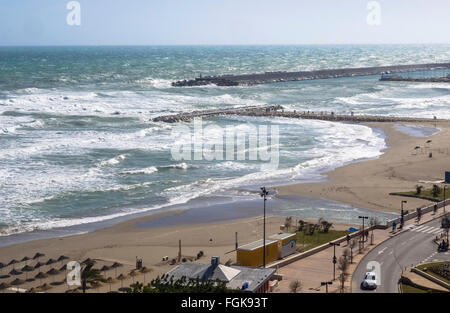 Fuengirola, Malaga, Andalusien, Spanien. 20. Februar 2016. Wetter: Code Orange erhält für hohe Wellen und Wind auf die Küste der Provinz Malaga Stockfoto