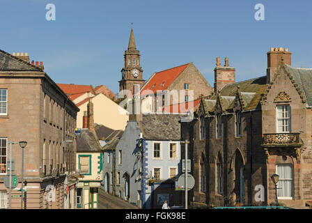 Dächer und Häuser in Berwick-upon-Tweed mit Guildhall Turm im Hintergrund Stockfoto