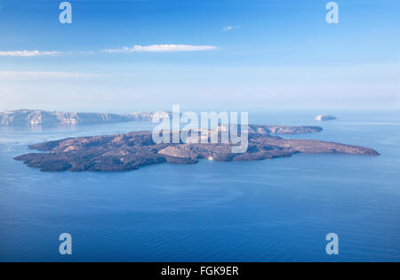 Santorini - die Inseln Nea Kameni und Palea Kameni und dem südlichen Teil der Insel im Hintergrund. Stockfoto