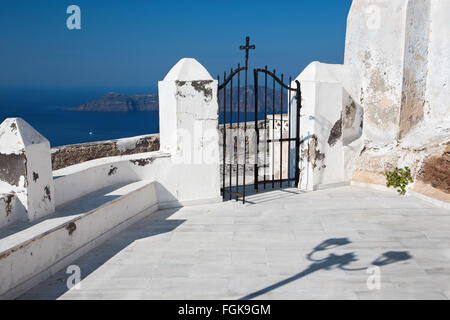 Santorini - das Tor der Kirche in Imerovigli. Stockfoto