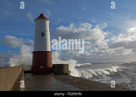 Redundante Leuchtturm auf dem Pier in Berwick-upon-Tweed Northumberland mit hohen Wellen Stockfoto