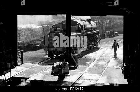 Dampf aus Motor Lokschuppen nach der Wartung durch die North York Moors Railway in Grosmont, North Yorkshire. Stockfoto