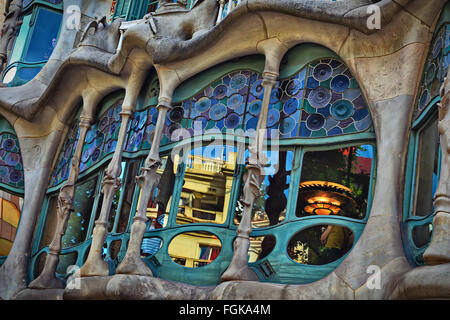 Gaudi-Projekt. Die Fassade des berühmten Casa Battlo entworfen von Antonio Gaudi in Barcelona Stockfoto