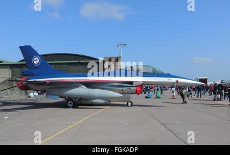 Für die Hundertjahrfeier des norwegischen militärischen Flugbetrieb, bin diese f-16 der Royal Norwegian Air Force erhielt eine patriotische Regelung Stockfoto