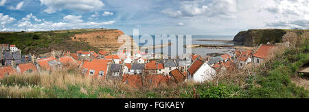 Panorama von Staithes Küstenort in North Yorkshire, UK. Stockfoto