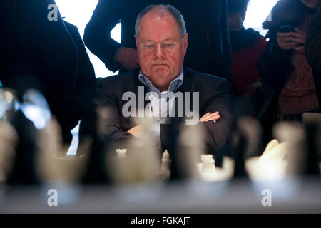 Hamburg, Deutschland. 20. Februar 2016. Ex-Kanzler Kandidaten Peer Steinbrück (SPD) spielt rund um Schach gegen handeln Schachwelt Weltmeister Carlsen während der "Lange Nacht der Wochenzeitung"Die Zeit"" (lit. lange Nacht der Wochenzeitung "Die Zeit") in Hamburg, Deutschland, 20. Februar 2016. Foto: Axel Heimken/Dpa/Alamy Live News Stockfoto