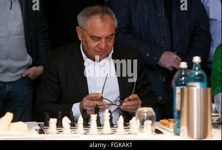 Hamburg, Deutschland. 20. Februar 2016. Fußball-Trainer Felix Magath spielt rund um Schach gegen handeln Schachwelt Weltmeister Carlsen während der "Lange Nacht der Wochenzeitung"Die Zeit"" (lit. lange Nacht der Wochenzeitung "Die Zeit") in Hamburg, Deutschland, 20. Februar 2016. Foto: Axel Heimken/Dpa/Alamy Live News Stockfoto