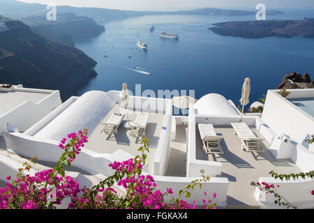 Santorini - der Ausblick über das Luxus-Resort in Imerovigili nach Caldera mit den Kreuzfahrten. Stockfoto