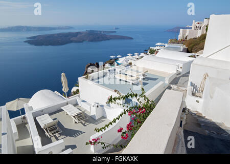 Santorini - der Ausblick über das Luxus-Resort in Imerovigili nach Caldera mit den Kreuzfahrten. Stockfoto