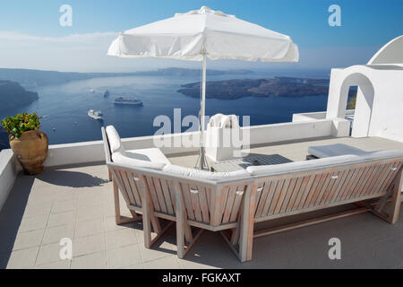 Santorini - der Ausblick über das Luxus-Resort in Imerovigili nach Caldera mit den Kreuzfahrten und Nea Kameni Insel. Stockfoto