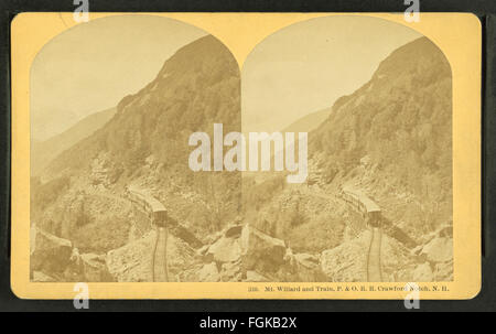 Ein stereoskopischer Blick aus der Robert N. Dennis-Sammlung zeigt den Mount Willard und einen Zug der Portland and Ogdensburg Railroad, der durch Crawford Notch in New Hampshire fährt. Stockfoto