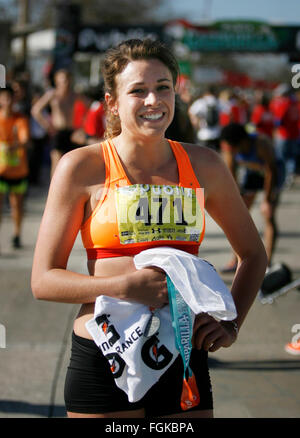 Tampa, Florida, USA. 20. Februar 2016. DOUGLAS R. CLIFFORD | Times.5K offenen ersten weiblichen Finisher Kailand Cosgrove, Tarpon Springs, freut sich mit ihrem Sieg Momente nach der Überquerung der Ziellinie beim konkurrieren in der Gasparilla Abstand Classic am Samstag (20.02.16) in Tampa. © Douglas R. Clifford/Tampa Bucht Mal / ZUMA Draht/Alamy Live News Stockfoto