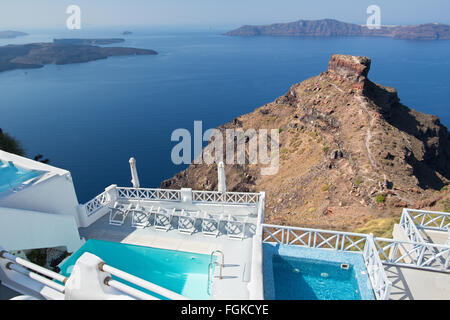 Santorini - der Ausblick über das Luxus-Resort in Imerovigili nach Caldera mit den Kreuzfahrten. Stockfoto