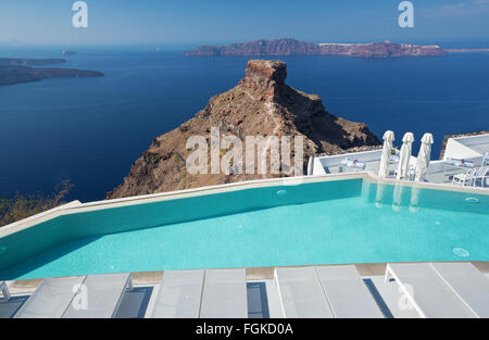 Santorini - der Ausblick über das Luxus-Resort in Imerovigili nach Caldera mit den Kreuzfahrten. Stockfoto