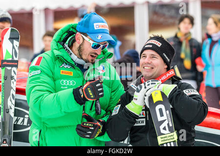 Chamonix, Frankreich. 20. Februar 2016. Dominik PARIS und Beat FEUZ nach dem Rennen. Der Audi FIS World Cup 9. Herrenabfahrt fand in Chamonix Frankreich mit einer "Jour Blanc" (grauer Himmel und diffusem Licht) und einige leichte Schnee. Das Podium war - 1-PARIS Dominik (ITA) 1:58.38 2 - Steven NYMAN (USA) 1:58.73 3 - Beat FEUZ (SUI) 1:58.77 AUDI FIS SKI WORLD CUP 2015/16 Credit: Genyphyr Novak/Alamy Live News Stockfoto