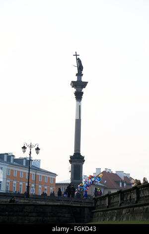 Warschau, Polen. 20. Februar 2016. Das 17. Jahrhundert Denkmal von König Zigmund III auf eine Spalte in der alten Stadt-Platz in Warschau. Die Statue ist ein beliebter Treffpunkt. © Anna Ferensowicz/Pacific Press/Alamy Live-Nachrichten Stockfoto