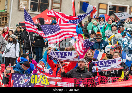 Chamonix, Frankreich. 20. Februar 2016. Unterstützer des Teams USA und Steve NYMAN-Fan-Club feierte auf der Tribüne nach seinem 2. Platz auf dem Podium. Der Audi FIS World Cup 9. Herrenabfahrt fand in Chamonix Frankreich mit einer "Jour Blanc" (grauer Himmel und diffusem Licht) und einige leichte Schnee. Das Podium war - 1-PARIS Dominik (ITA) 1:58.38 2 - Steven NYMAN (USA) 1:58.73 3 - Beat FEUZ (SUI) 1:58.77 AUDI FIS SKI WORLD CUP 2015/16 Credit: Genyphyr Novak/Alamy Live News Stockfoto