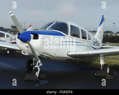 G-EVIE, eine Piper PA-28-161 Warrior II von Tayside Luftfahrt, liegt in der statischen Park auf der Leuchars Airshow im Jahr 2013. Stockfoto