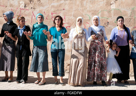 Junge kurdische Männer und Frauen, die Teilnahme an einem traditionellen Tanz bei einer Hochzeit in der Stadt Mardin im Südosten der Türkei. Stockfoto