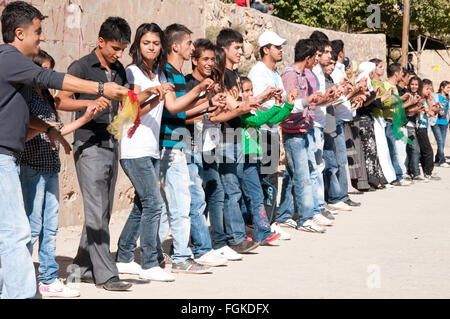 Junge kurdische Männer und Frauen, die Teilnahme an einem traditionellen Tanz bei einer Hochzeit in der Stadt Mardin im Südosten der Türkei. Stockfoto