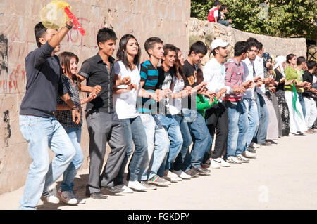 Junge kurdische Männer und Frauen, die Teilnahme an einem traditionellen Tanz bei einer Hochzeit in der Stadt Mardin im Südosten der Türkei. Stockfoto