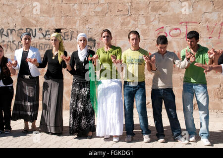 Junge kurdische Männer und Frauen, die Teilnahme an einem traditionellen Tanz bei einer Hochzeit in der Stadt Mardin im Südosten der Türkei. Stockfoto