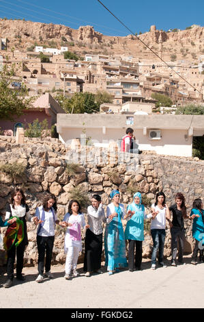 Junge kurdische Männer und Frauen, die Teilnahme an einem traditionellen Tanz bei einer Hochzeit in der Stadt Mardin im Südosten der Türkei. Stockfoto