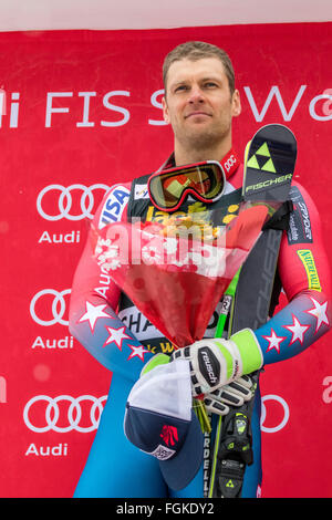 Chamonix, Frankreich. 20. Februar 2016. Steven NYMAN auf dem Podium. Der Audi FIS World Cup 9. Herrenabfahrt fand in Chamonix Frankreich mit einer "Jour Blanc" (grauer Himmel und diffusem Licht) und einige leichte Schnee. Das Podium war - 1-PARIS Dominik (ITA) 1:58.38 2 - Steven NYMAN (USA) 1:58.73 3 - Beat FEUZ (SUI) 1:58.77 AUDI FIS SKI WORLD CUP 2015/16 Credit: Genyphyr Novak/Alamy Live News Stockfoto