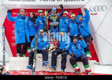 Chamonix, Frankreich. 20. Februar 2016. Der italienischen Ski-Nationalmannschaft feiert den Sieg von Dominik PARIS in Chamonix. Der Audi FIS World Cup 9. Herrenabfahrt fand in Chamonix Frankreich mit einer "Jour Blanc" (grauer Himmel und diffusem Licht) und einige leichte Schnee. Das Podium war - 1-PARIS Dominik (ITA) 1:58.38 2 - Steven NYMAN (USA) 1:58.73 3 - Beat FEUZ (SUI) 1:58.77 AUDI FIS SKI WORLD CUP 2015/16 Credit: Genyphyr Novak/Alamy Live News Stockfoto