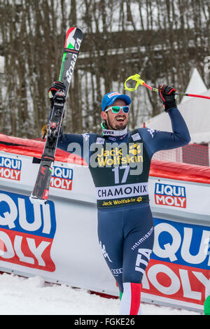 Chamonix, Frankreich. 20. Februar 2016. Dominik PARIS Köpfe auf dem Podium, um seinen Sieg zu feiern. Der Audi FIS World Cup 9. Herrenabfahrt fand in Chamonix Frankreich mit einer "Jour Blanc" (grauer Himmel und diffusem Licht) und einige leichte Schnee. Das Podium war - 1-PARIS Dominik (ITA) 1:58.38 2 - Steven NYMAN (USA) 1:58.73 3 - Beat FEUZ (SUI) 1:58.77 AUDI FIS SKI WORLD CUP 2015/16 Credit: Genyphyr Novak/Alamy Live News Stockfoto