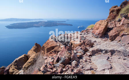 Santorini - der Look von Skaros Burg auf Nea Kameni Insel. Stockfoto