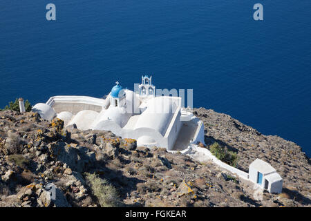 Santorin - Blick, in der Regel kleine Kirche Theoskepasti in Imerovigli unter der Skaros. Stockfoto