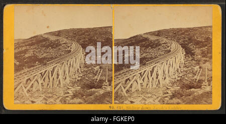 Ein Foto, das eine Person zeigt, die Jacobs Leiter hinunterrutscht, aufgenommen von Kilburn Brothers. Dieses Bild zeigt den steilen, anspruchsvollen Abstieg der Leiter in einer historischen Umgebung. Stockfoto