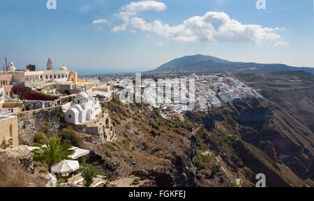 Santorin, Griechenland - 7. Oktober 2015: Die Fira in der Morgen-Dämmerung von Firostefani Stockfoto