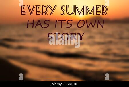 schön gezeichnete Schriftzug jeden Sommer hat seine eigene Geschichte auf einem weichen unscharfen Hintergrund mit dem Meer und Berge Stock Vektor