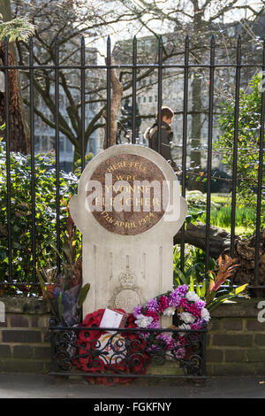 Denkmal für PC Yvonne Fletcher, eine Polizistin ermordet während einer Protestaktion vor libysche Botschaft in London, 1984. Stockfoto