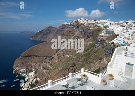 Santorin, Griechenland - 7. Oktober 2015: Die Fira in der Morgen-Dämmerung und der Firostefani Stockfoto