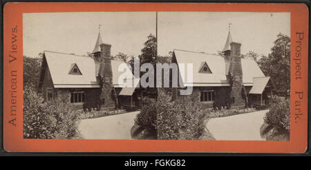 Ein Foto aus der Robert N. Dennis-Sammlung, das ein Milchhaus zeigt. Das Bild zeigt die ländliche Umgebung und architektonische Details des Cottages, typisch für landwirtschaftliche Wohnungen im 19. Jahrhundert. Stockfoto