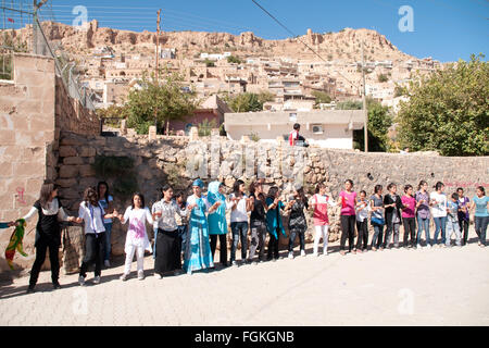 Junge kurdische Männer und Frauen, die Teilnahme an einem traditionellen Tanz bei einer Hochzeit in der Stadt Mardin im Südosten der Türkei. Stockfoto