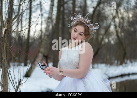 Porträt einer jungen schönen Frau mit einer Krone Stockfoto